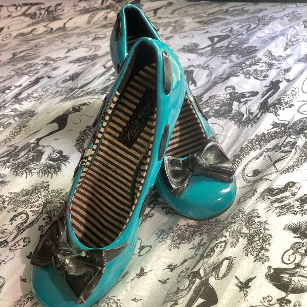 Stylish Blue Bow Flats with Graphic Design on Sides